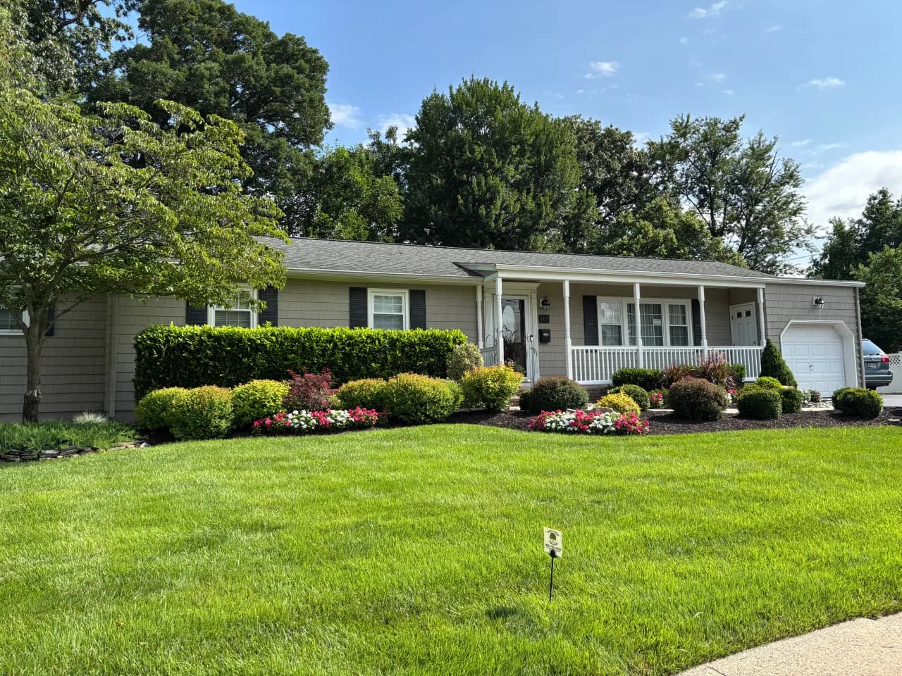 Front yard lawn edging